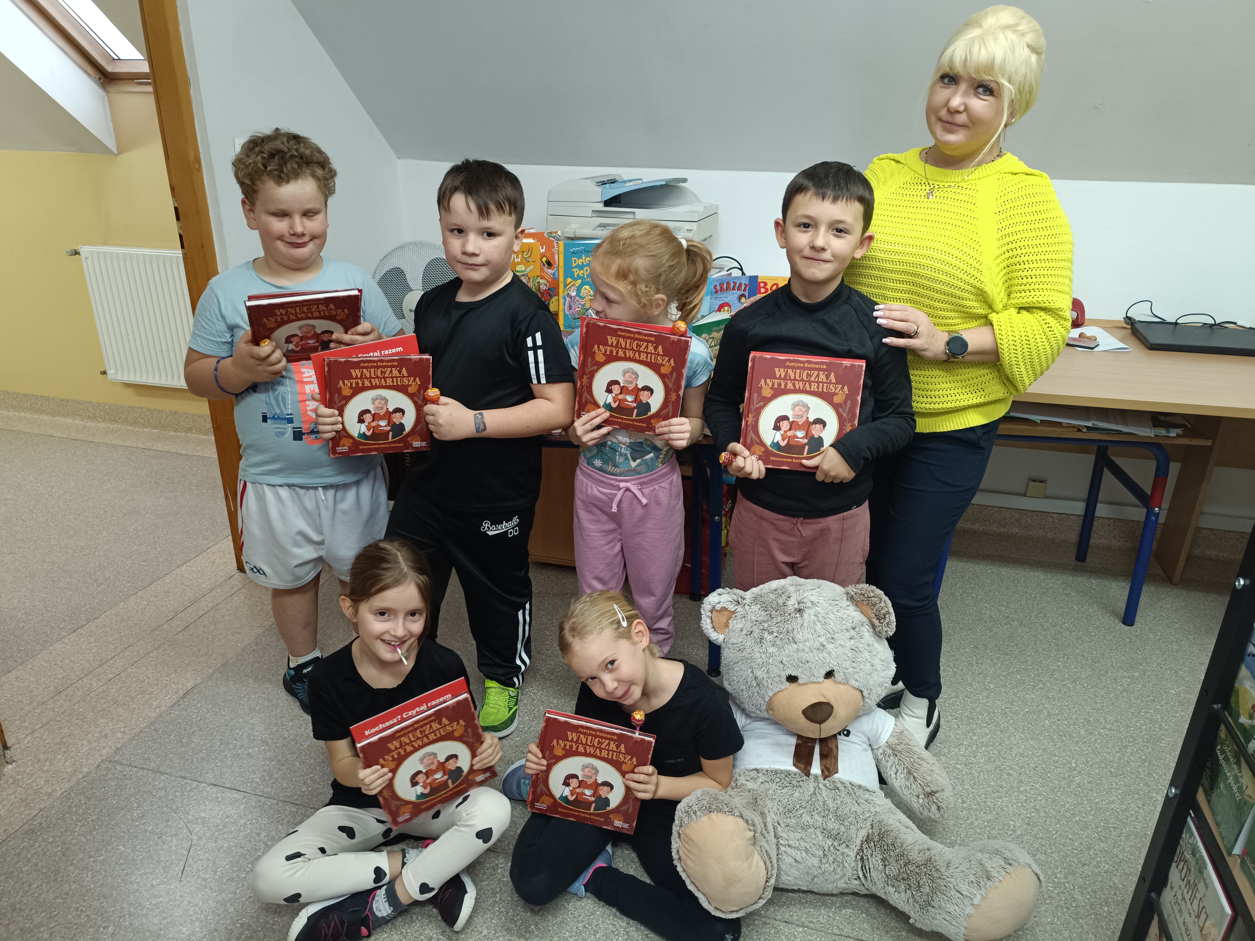 pasowanie na czytelnika uczniowie klasy 1 w bibliotece szkolnej