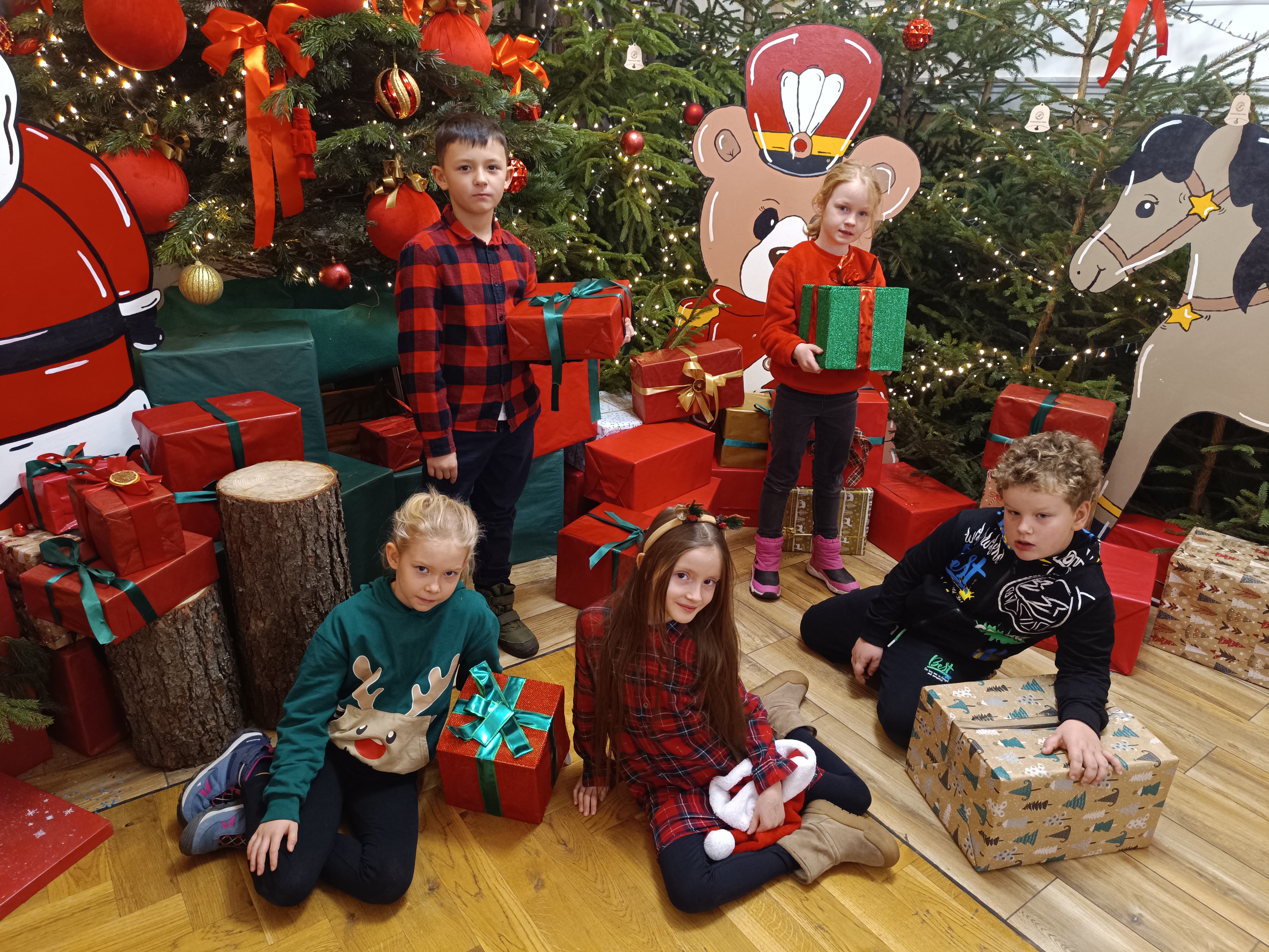 Świąteczna Wioska 2025 dzieci z kl.1 w Świątecznej Wiosce