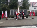 Obchody Święta Niepodległości 2023 - poczet sztandarowy SP2 Istebna