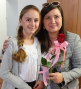 Akademia z okazji pasowania na ucznia oraz DEN - 2023 - Wręczanie kwiatów nauczycielom i pracownikom szkoły