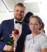 Akademia z okazji pasowania na ucznia oraz DEN - 2023 - Wręczanie kwiatów nauczycielom i pracownikom szkoły