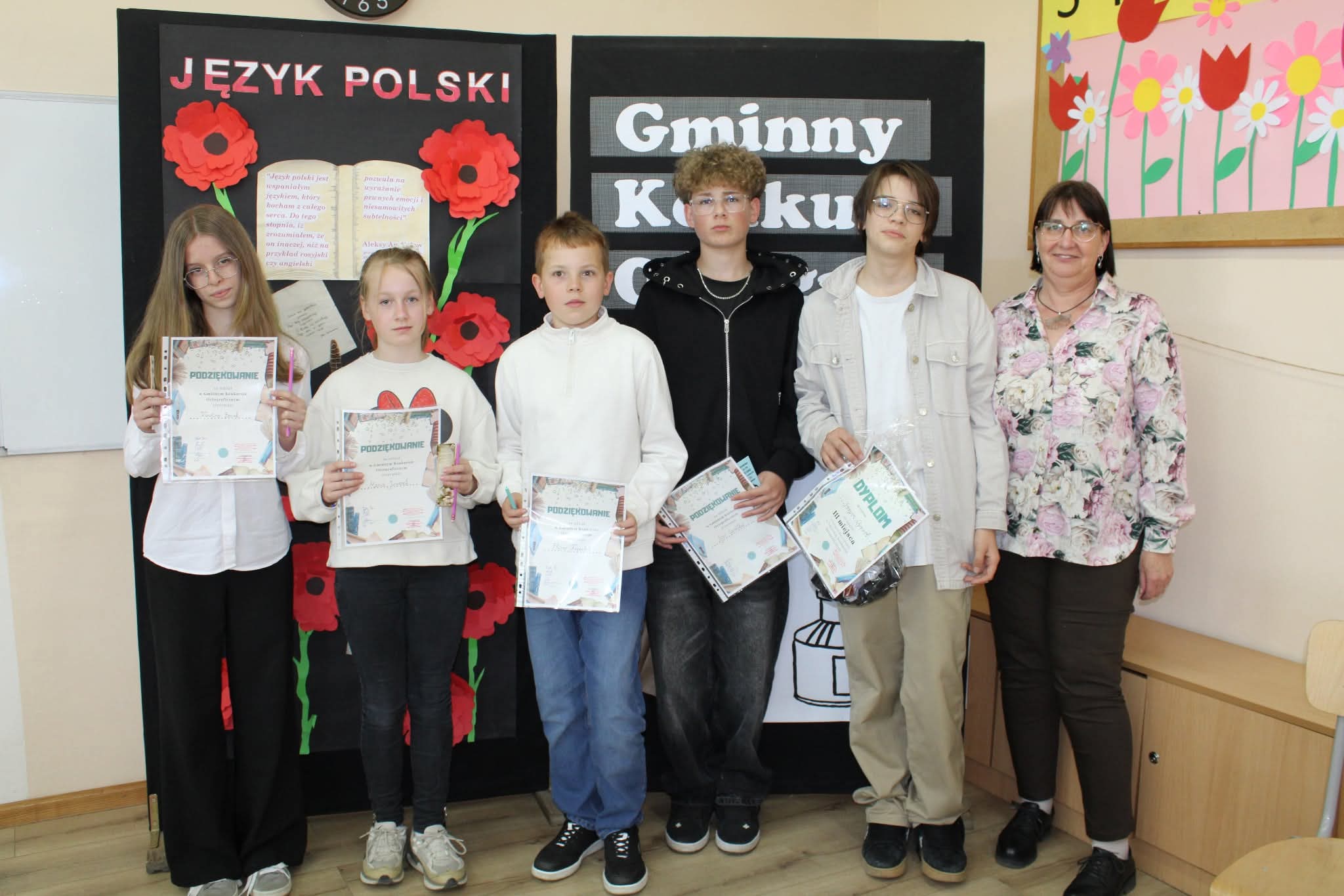 uczniowie biorący udział w konkursie ortograficznym