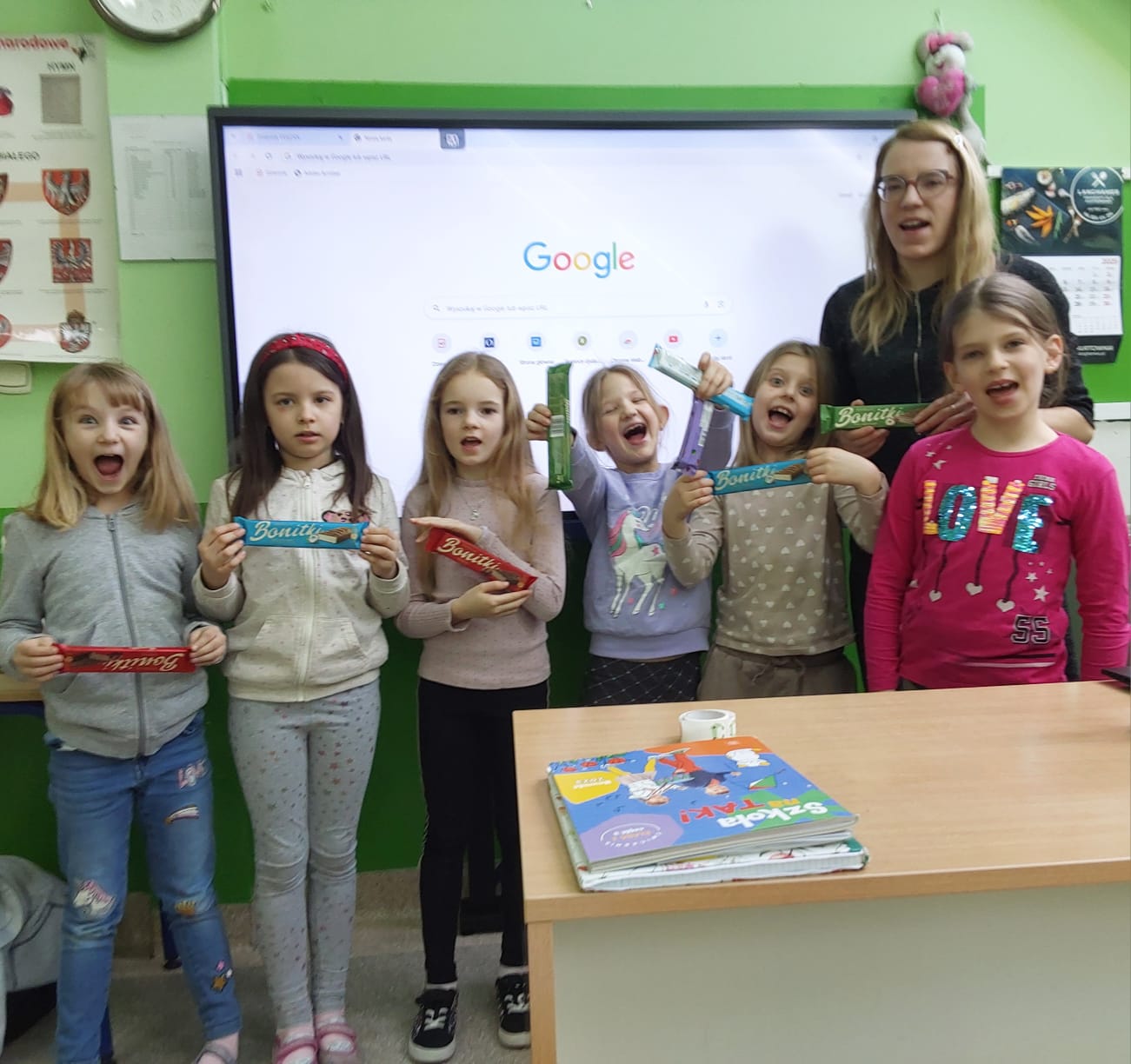 kl.1 dzień kobiet dzieci z kl. 1 z prezentami od chłopaków