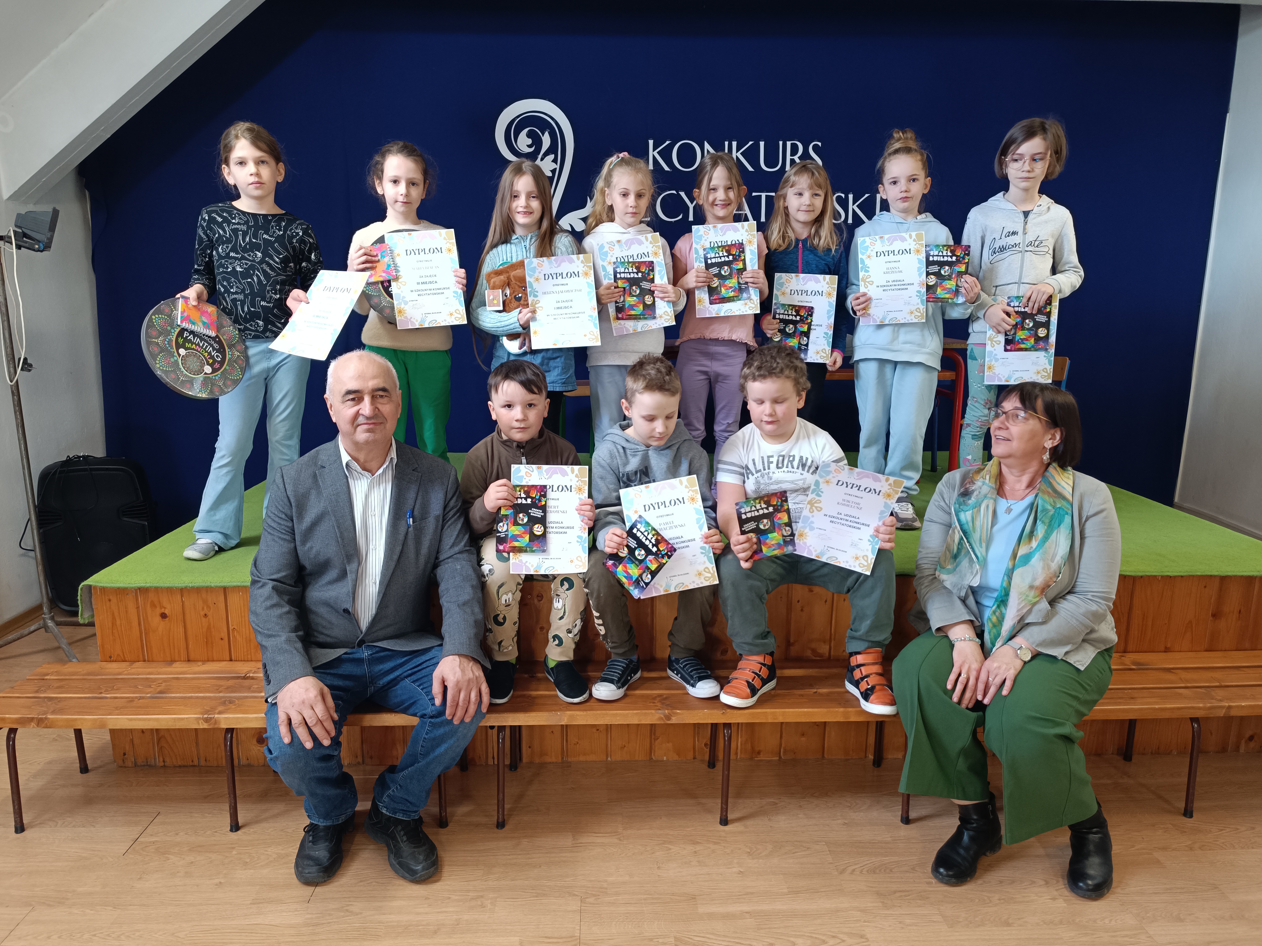 Rozdanie nagród w konkursie recytatorskim Nagrodzeni uczniowie w konkursie recytatorskim