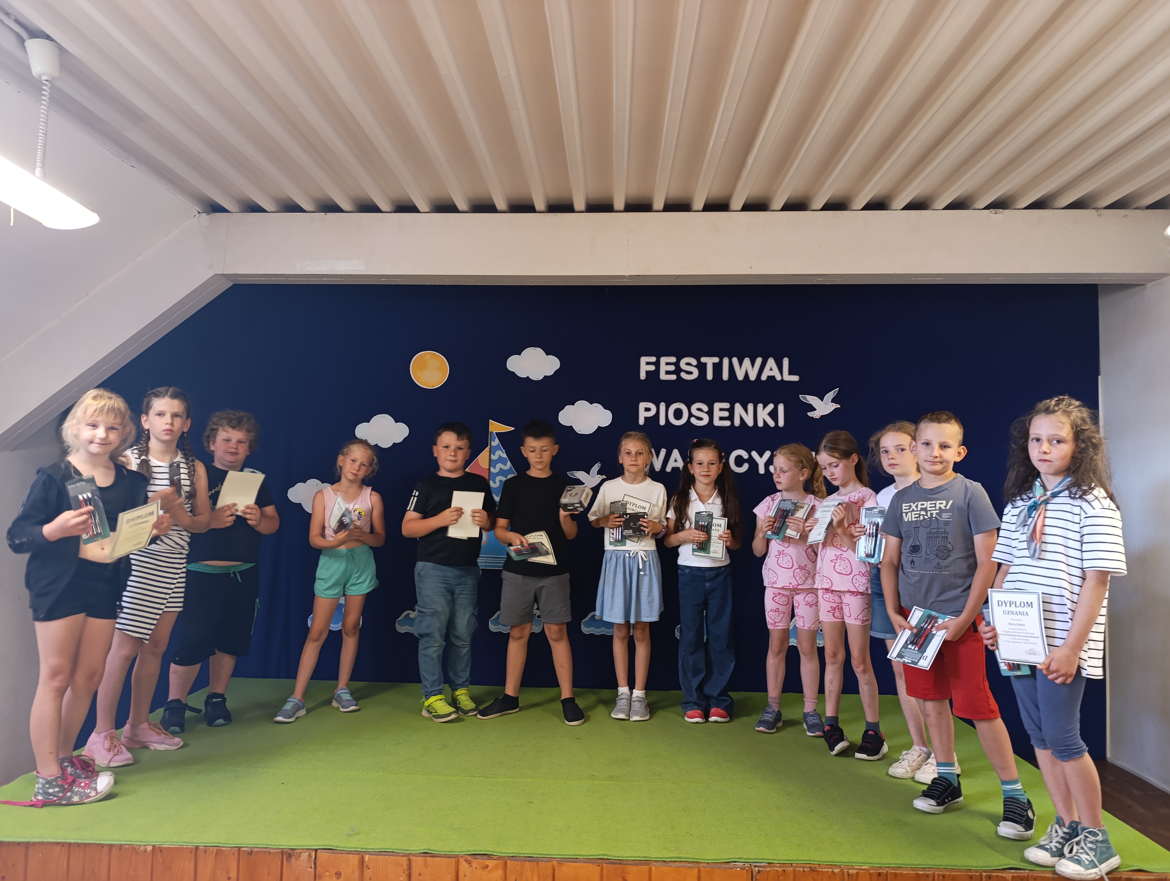 Sukces naszych uczniów w Ogólnopolskim Konkursie Wiedzy „Orzeł Edukacji Wczesnoszkolnej” Laureaci i uczestnicy konkursu wiedzy z nagrodami na scenie