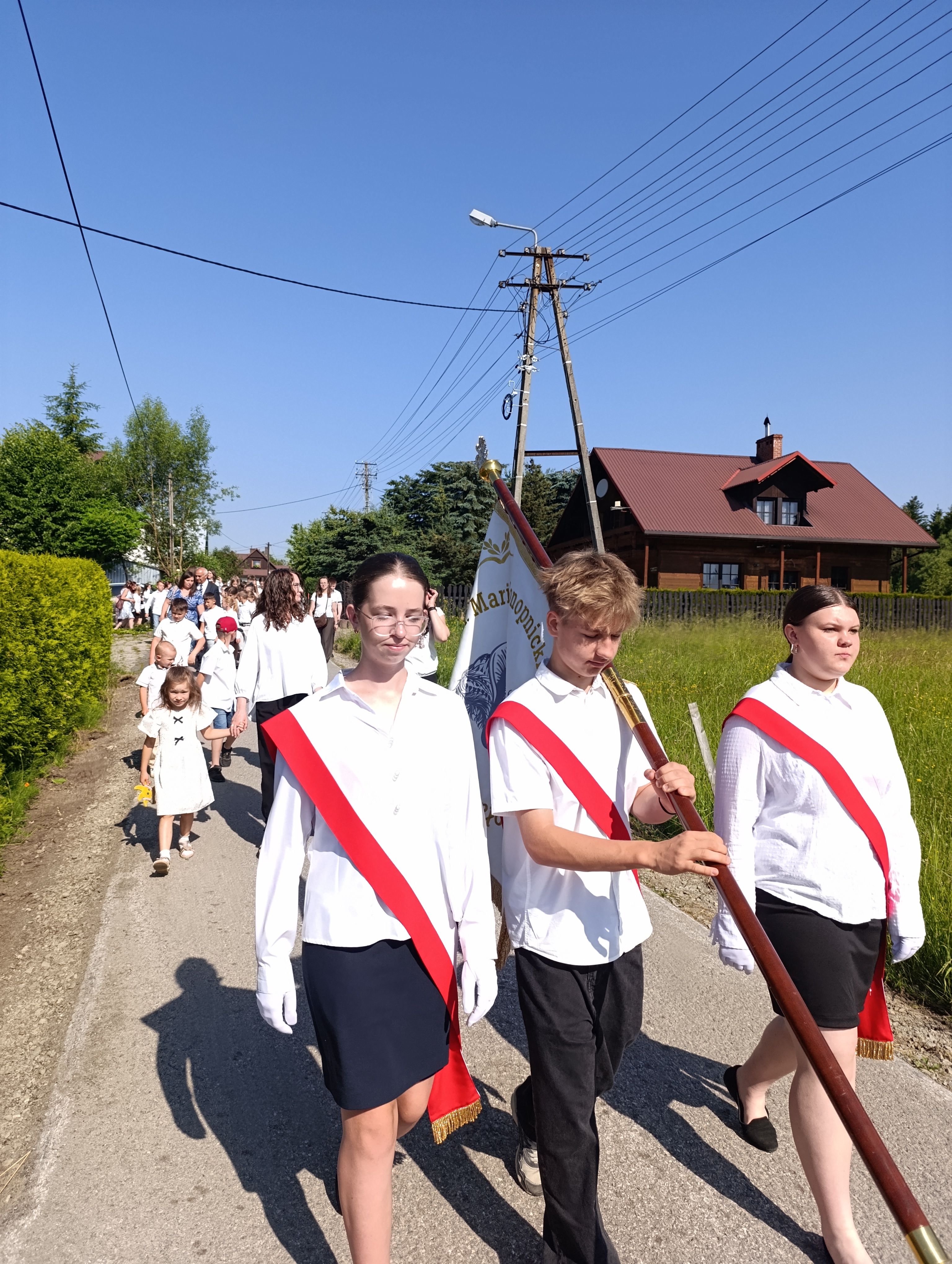 przemaszersz ze sztandarem szkoły do budynku szkoły