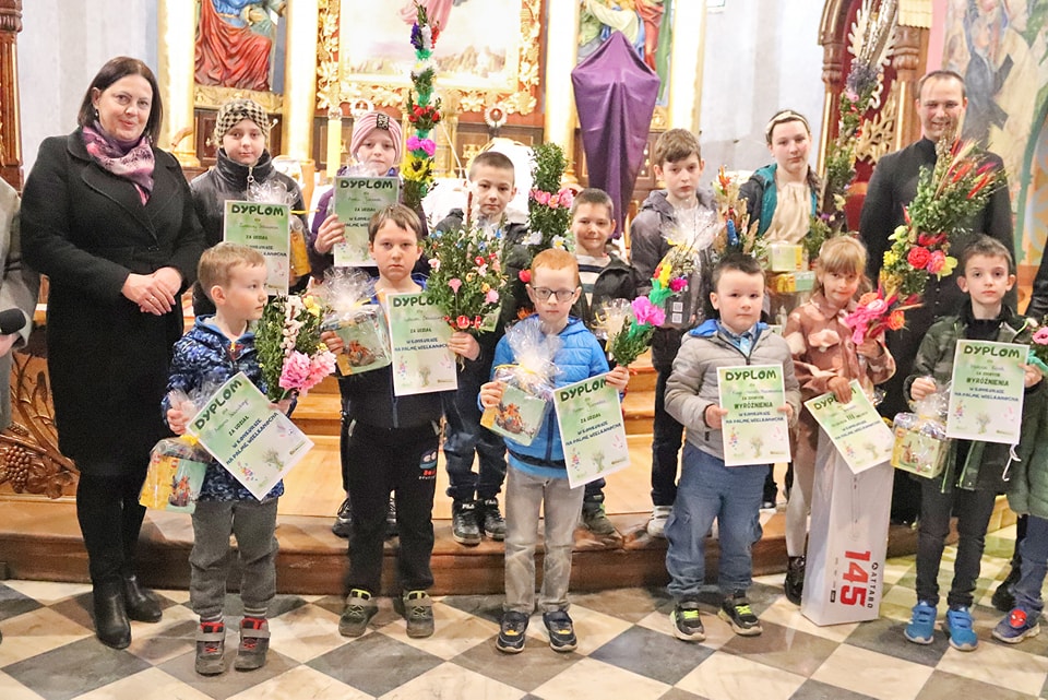 uczestnicy konkursu na palmę wielkanocną