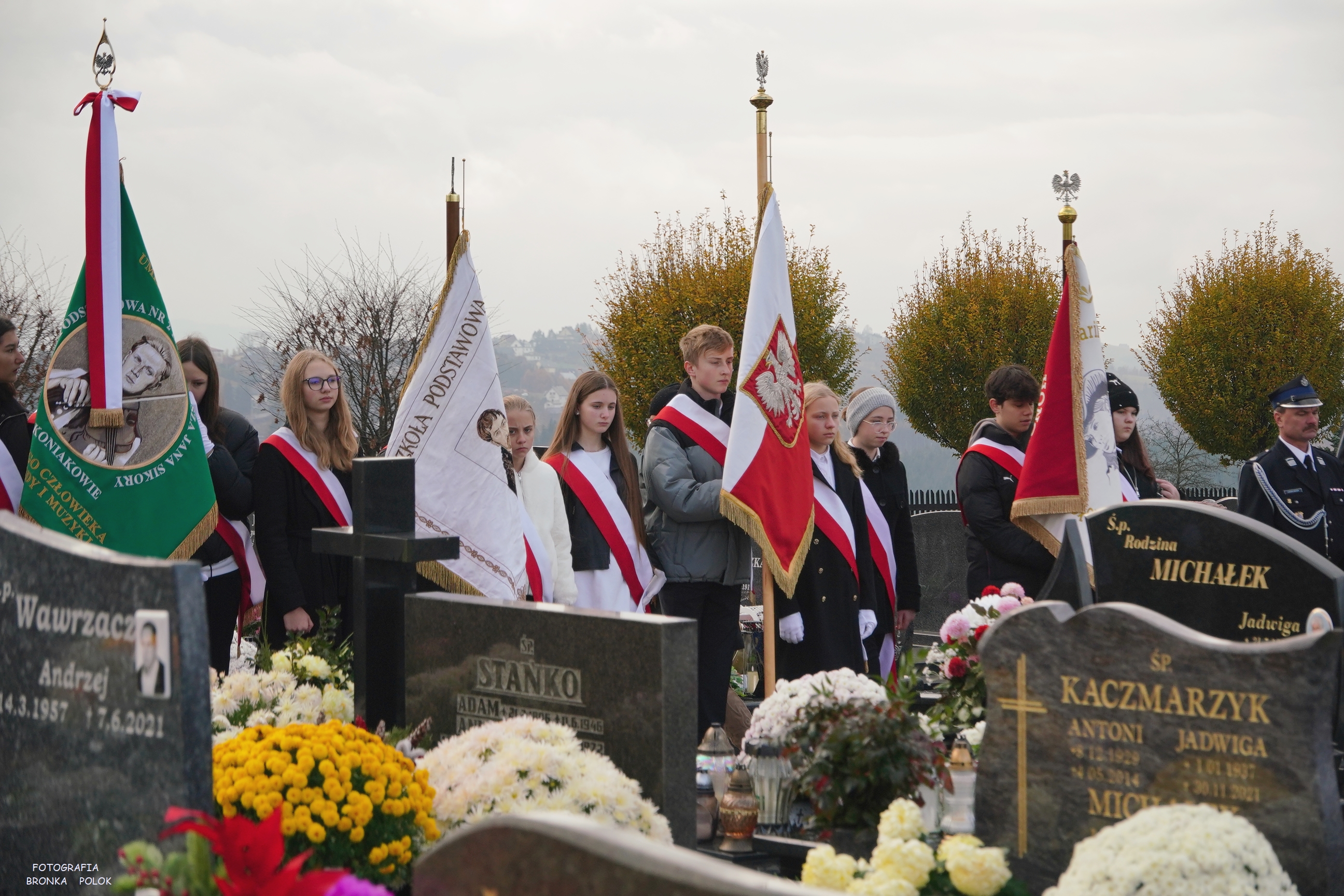 uczniowie biorący udział w obchodach Święta niepodległości