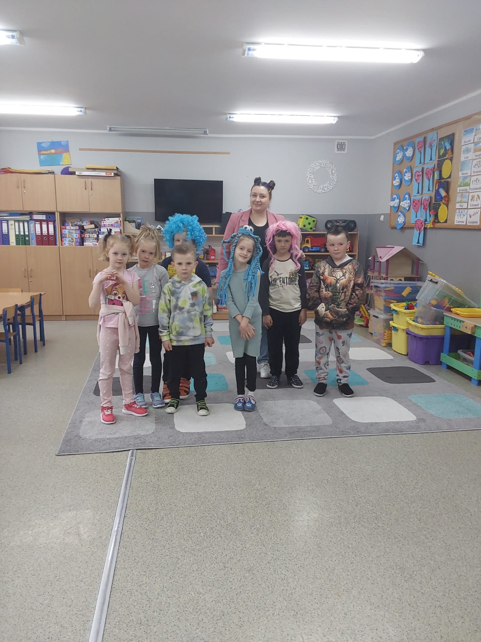 dzieci z oddziału przedszkolnego w wesołych fryzurach
