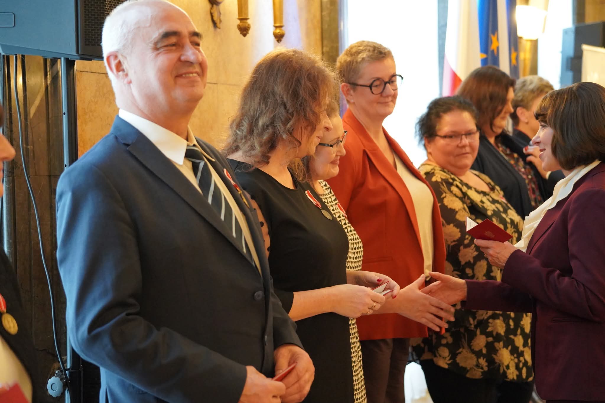 wręczenie medlau dyrektorowi szkoły - Panu Bogdanowi Ligockiemu