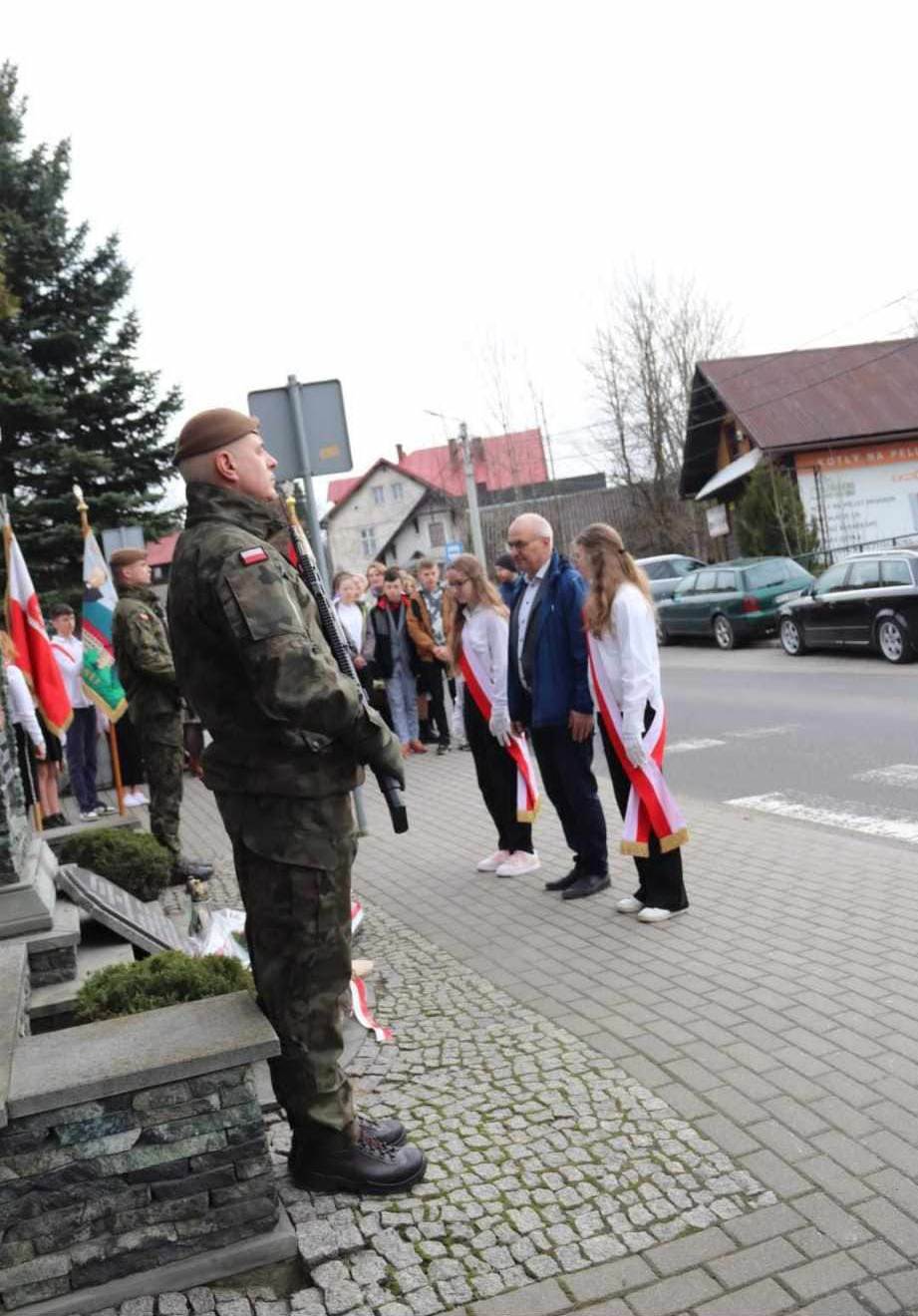 złożenie kwiatów pod pomnikiem