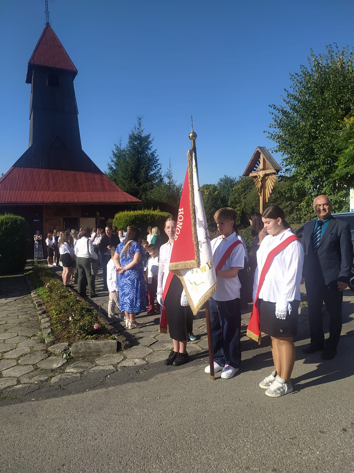 uczniowie przed kościołem