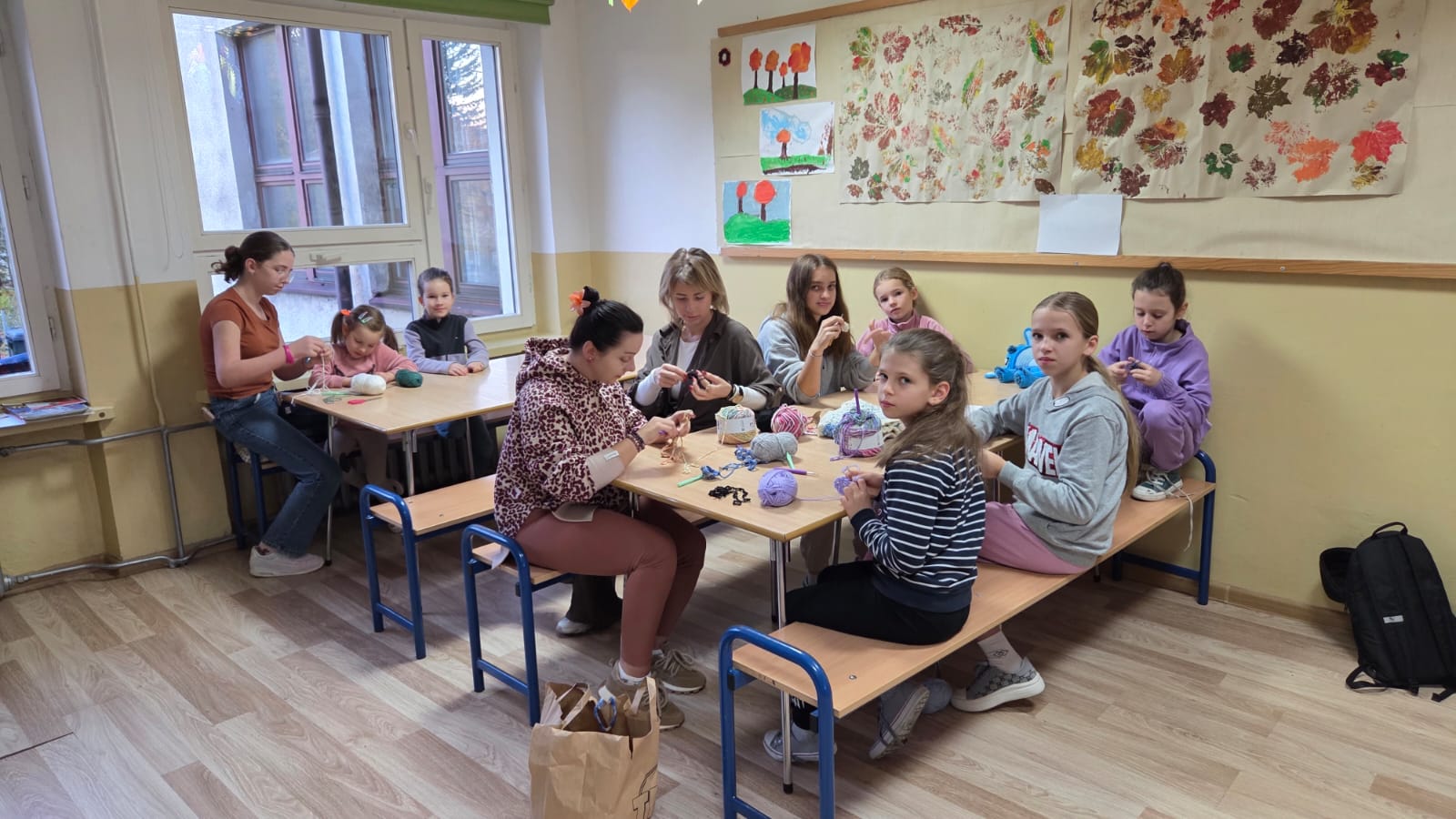 Dzieci uczące się szydełkowania na zajęciach