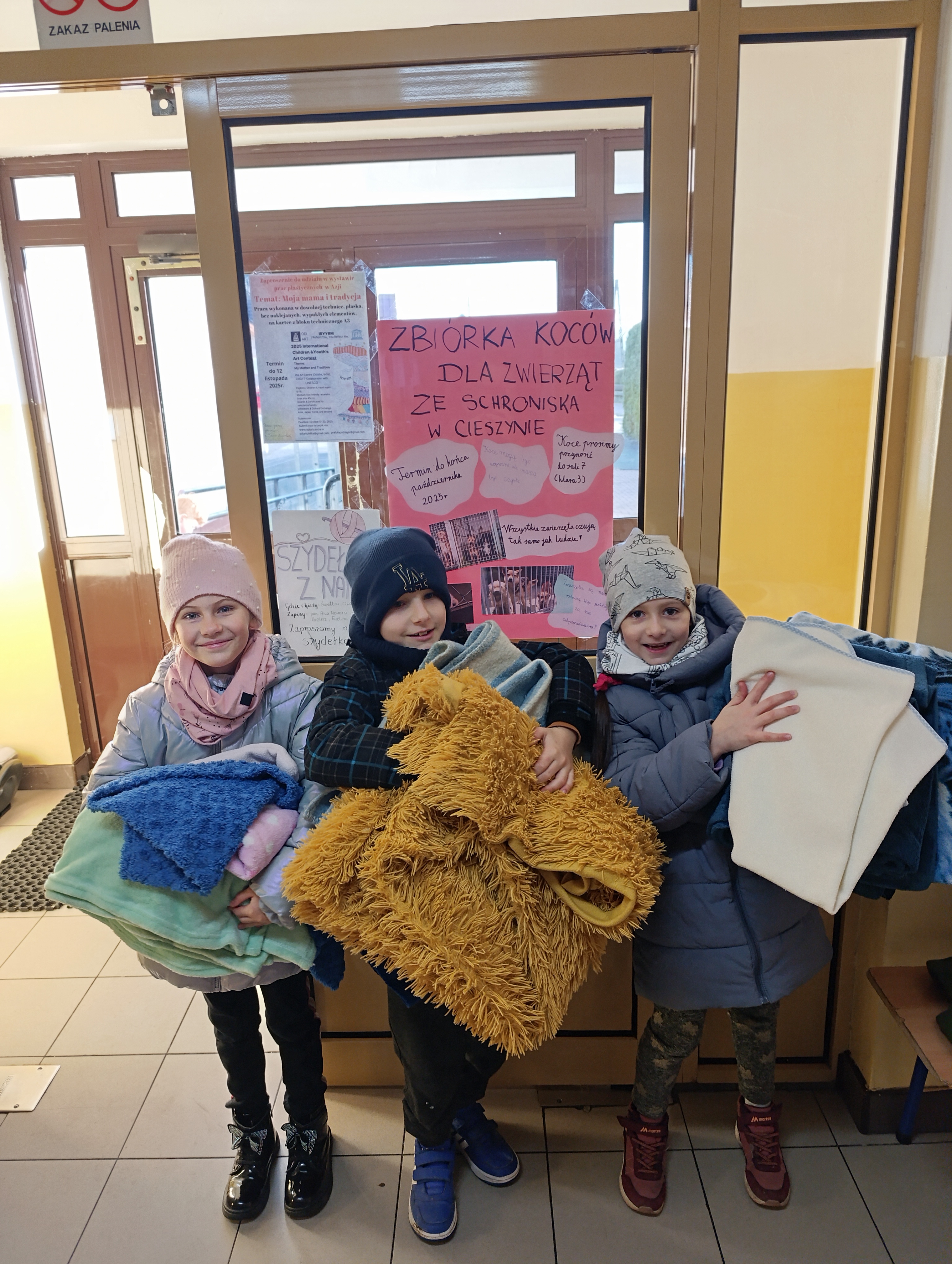 Dzieci z kl. 3 z kocami dla zwierząt ze schroniska