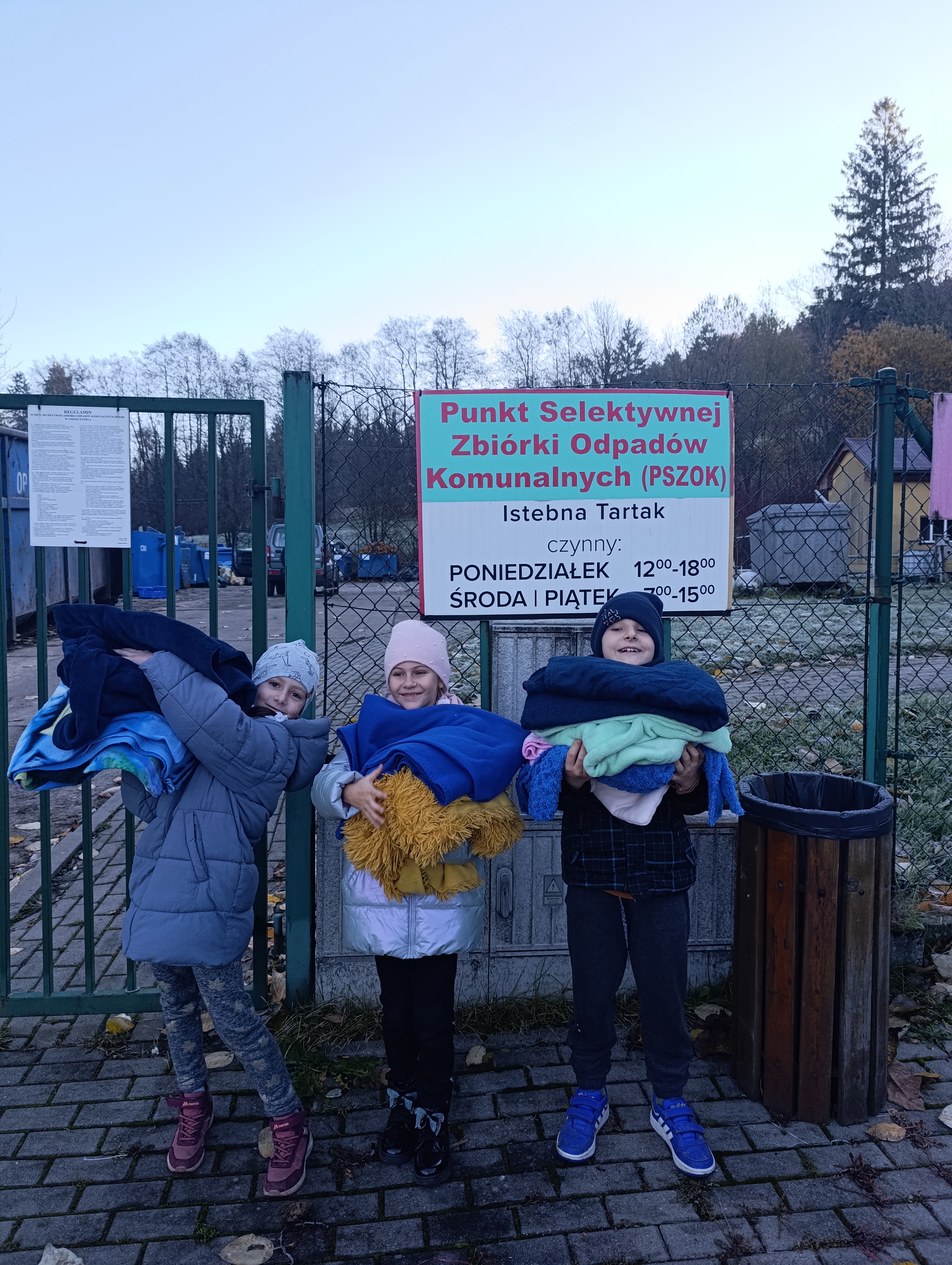 dzieci z kl. 3 oddają koce dla zwierząt ze schroniska