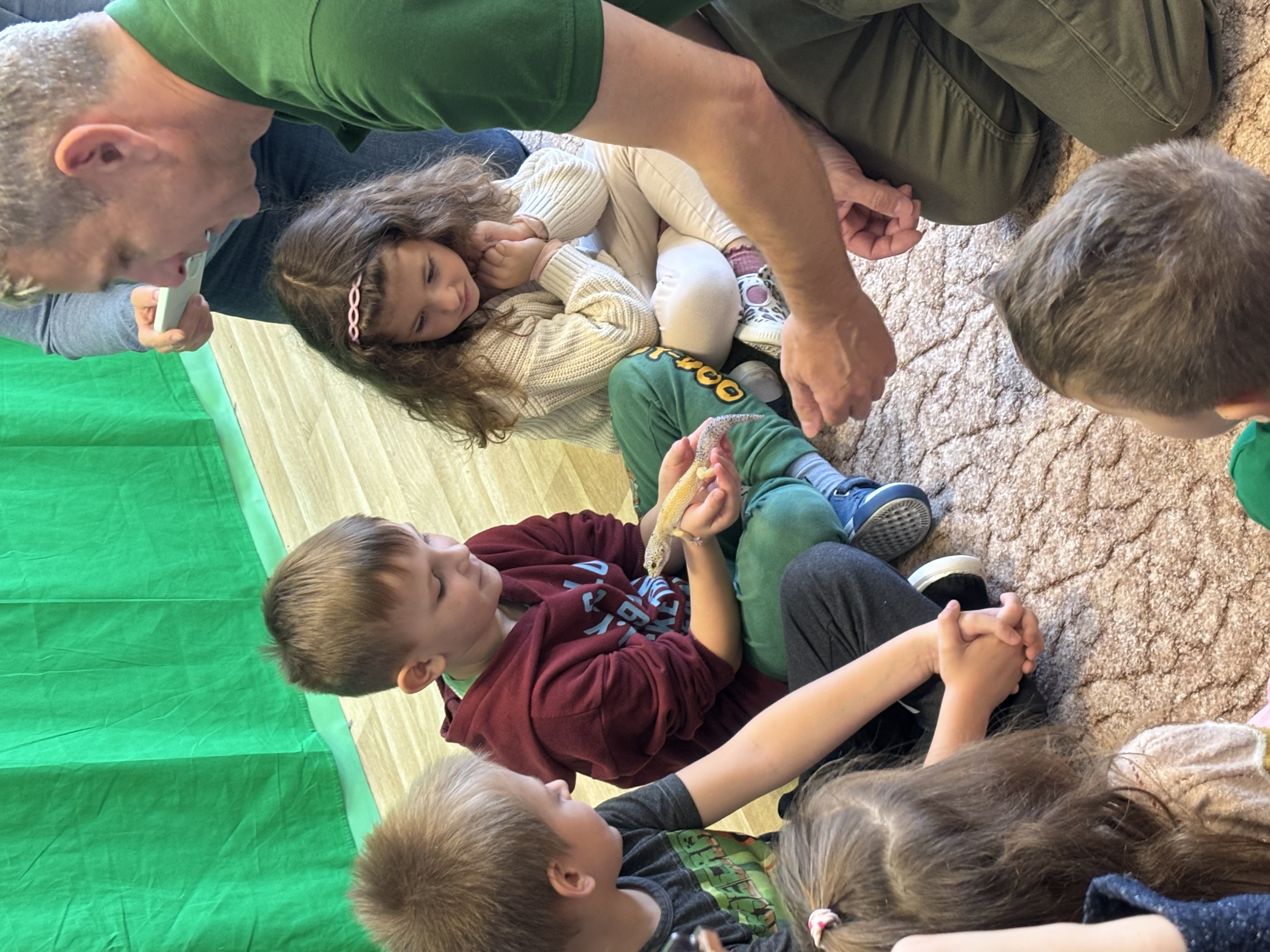 Zajęcia przyrodnicze dzieci z kl. 0 podczas zajęć przyrodniczych