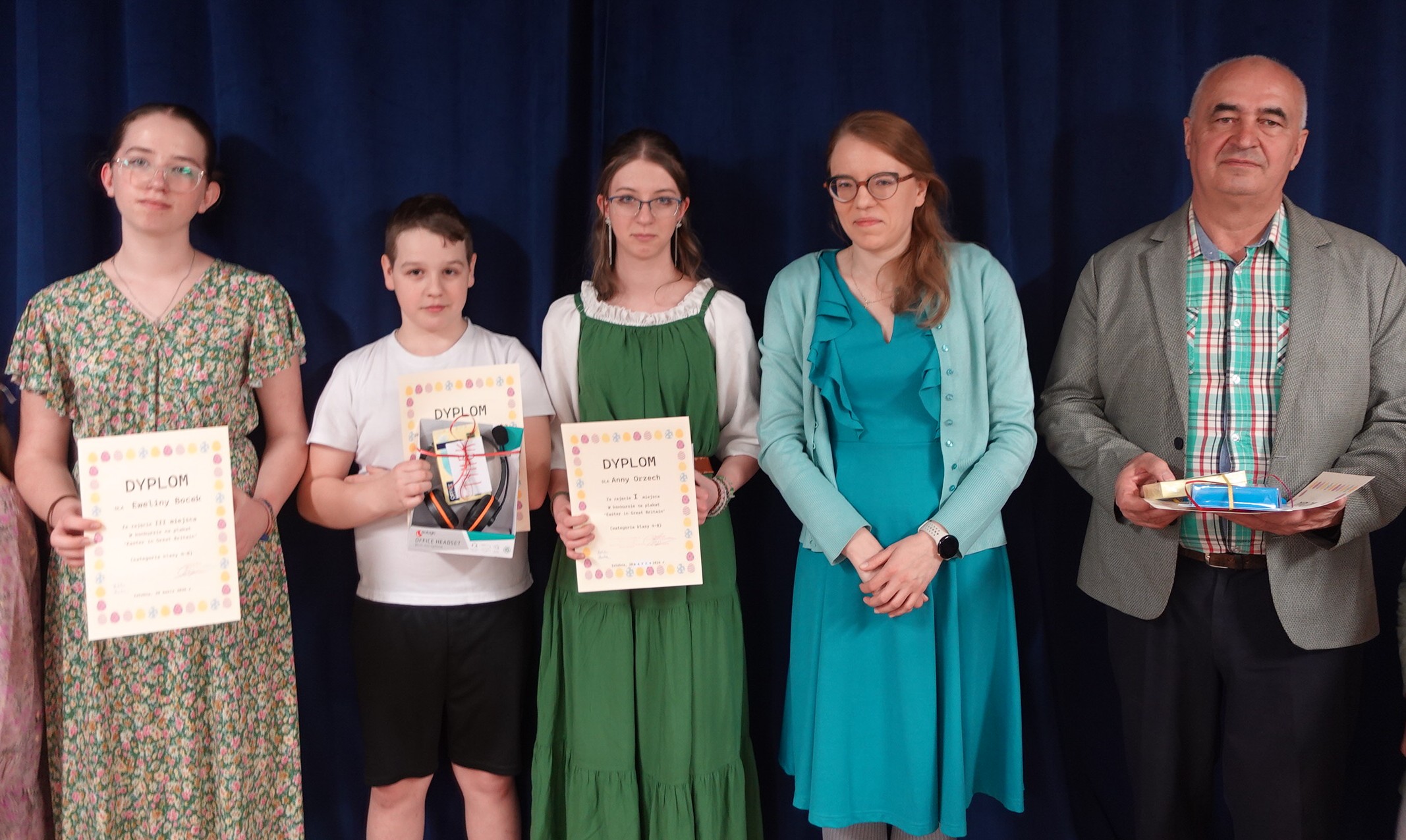 uczniowie nagrodzeni w konkursie z j.angielskiego