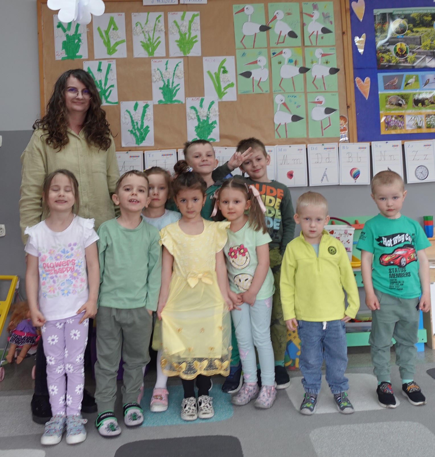 dzieci z oddziału przedszkolnego w Pierwszym Dniu Wiosny