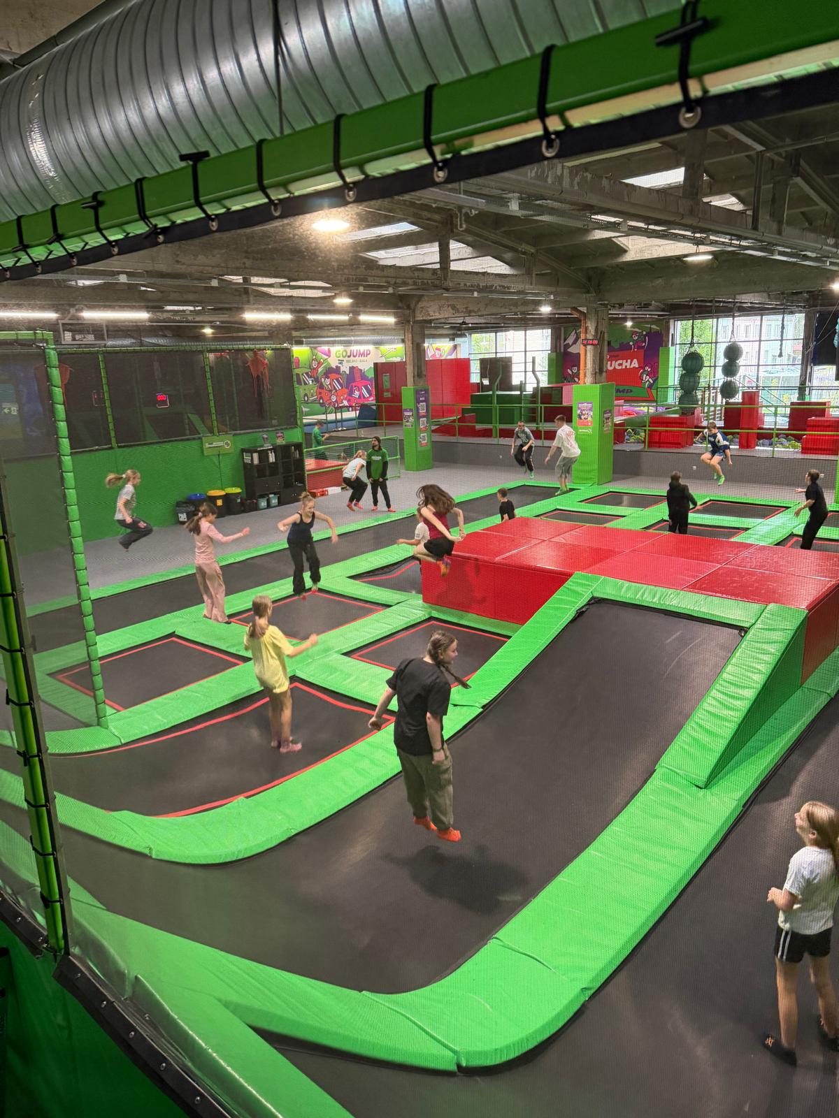 Wycieczka klas V, VI i VII do Bielska dzieci skaczące na trampolinach