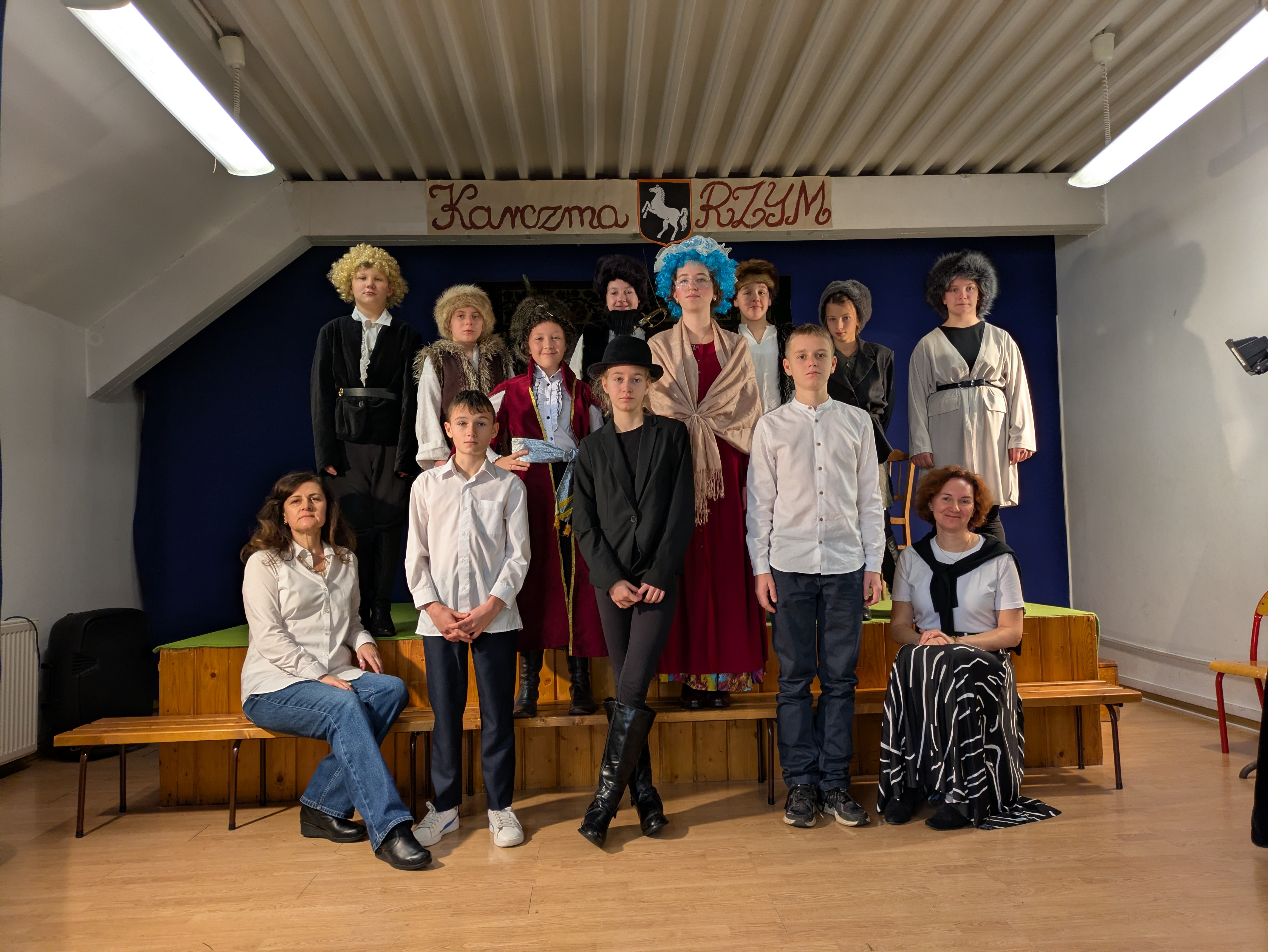 Obchody Święta Niepodległości 2025 uczniowie kl.5 w przedstawieniu Pani Twardowska