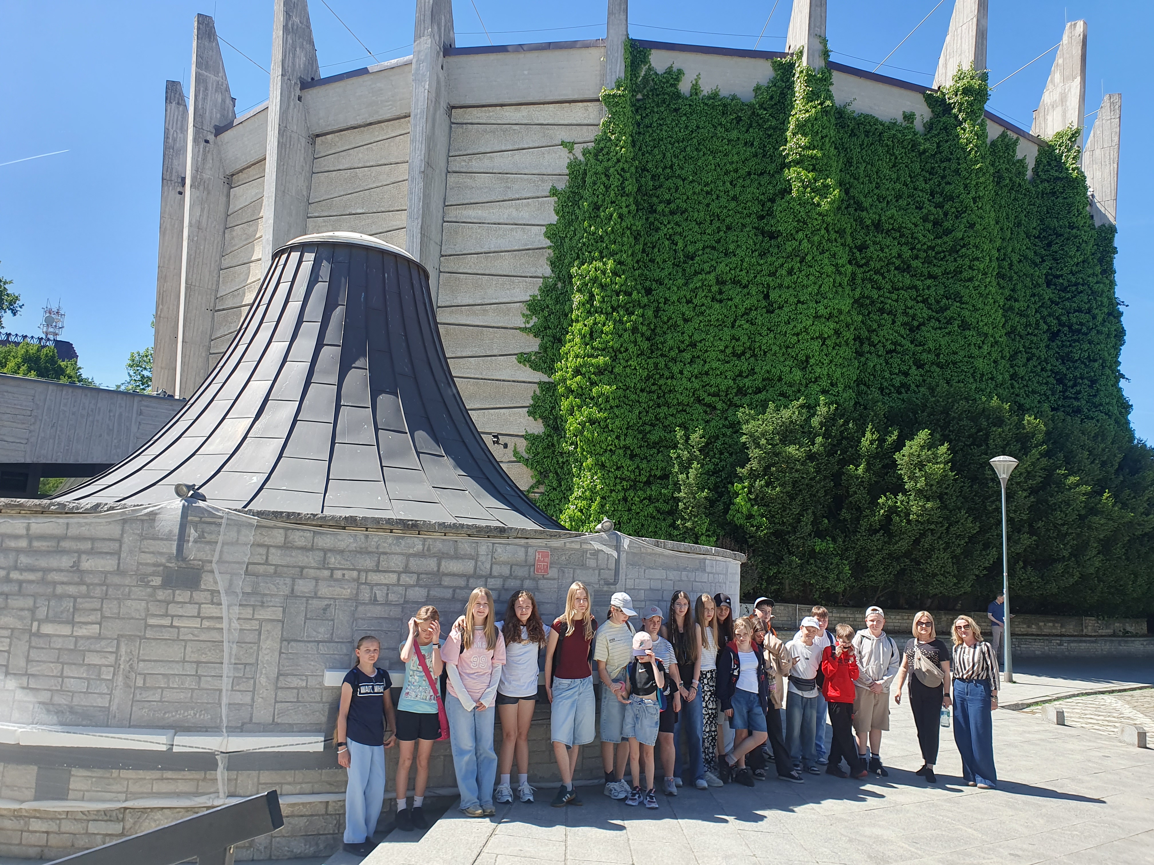 Wycieczka do Wrocławia 2026 uczestnicy wycieczki we Wrocławiu - zdjęcie grupowe