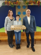 Uczniowie kl. 4 SP 2 w Istebnej, w obecności swoich rodziców, odbierają laptopy z rąk dyrektora szkoły Uczniowie kl. 4 SP 2 w Istebnej, w obecności swoich rodziców, odbierają laptopy z rąk dyrektora szkoły