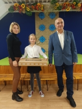 Uczniowie kl. 4 SP 2 w Istebnej, w obecności swoich rodziców, odbierają laptopy z rąk dyrektora szkoły Uczniowie kl. 4 SP 2 w Istebnej, w obecności swoich rodziców, odbierają laptopy z rąk dyrektora szkoły