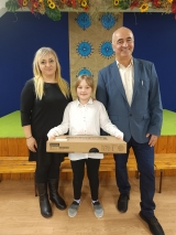 Uczniowie kl. 4 SP 2 w Istebnej, w obecności swoich rodziców, odbierają laptopy z rąk dyrektora szkoły Uczniowie kl. 4 SP 2 w Istebnej, w obecności swoich rodziców, odbierają laptopy z rąk dyrektora szkoły