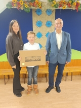 Uczniowie kl. 4 SP 2 w Istebnej, w obecności swoich rodziców, odbierają laptopy z rąk dyrektora szkoły Uczniowie kl. 4 SP 2 w Istebnej, w obecności swoich rodziców, odbierają laptopy z rąk dyrektora szkoły