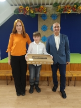 Uczniowie kl. 4 SP 2 w Istebnej, w obecności swoich rodziców, odbierają laptopy z rąk dyrektora szkoły Uczniowie kl. 4 SP 2 w Istebnej, w obecności swoich rodziców, odbierają laptopy z rąk dyrektora szkoły