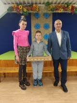 Uczniowie kl. 4 SP 2 w Istebnej, w obecności swoich rodziców, odbierają laptopy z rąk dyrektora szkoły Uczniowie kl. 4 SP 2 w Istebnej, w obecności swoich rodziców, odbierają laptopy z rąk dyrektora szkoły