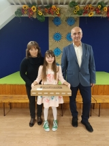 Uczniowie kl. 4 SP 2 w Istebnej, w obecności swoich rodziców, odbierają laptopy z rąk dyrektora szkoły Uczniowie kl. 4 SP 2 w Istebnej, w obecności swoich rodziców, odbierają laptopy z rąk dyrektora szkoły