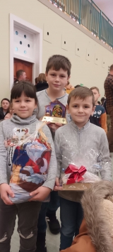 Patrycja, Bartek i Kacper odbierają nagrodę