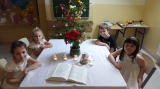Uczniowie kl. 1 podczas spotkania wigilijnego z wychowawczynią p. Iwoną