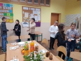Uczniowie kl. 5 podczas spotkania wigilijnego z wychowawczynią p. Basią