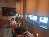 Uczniowie kl. 4 podczas spotkania wigilijnego z wychowawczynią p. Amelią