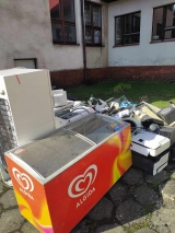 Składanie elektrośmieci koło kotłowni szkoły