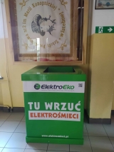 Pojemnik do wrzucania elektrośmieci  w holu