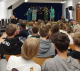 Szkolny Festiwal Piosenki 2024 - występ nauczycielek z kl.0-3