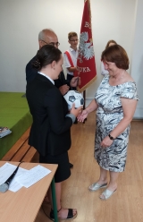 Przewodnicząca Samorządu Uczniowskiego Aleksandra Kobielusz żegna w imieniu uczniów p. Janinę Orzech Przewodnicząca Samorządu Uczniowskiego Aleksandra Kobielusz żegna w imieniu uczniów p. Janinę Orzech